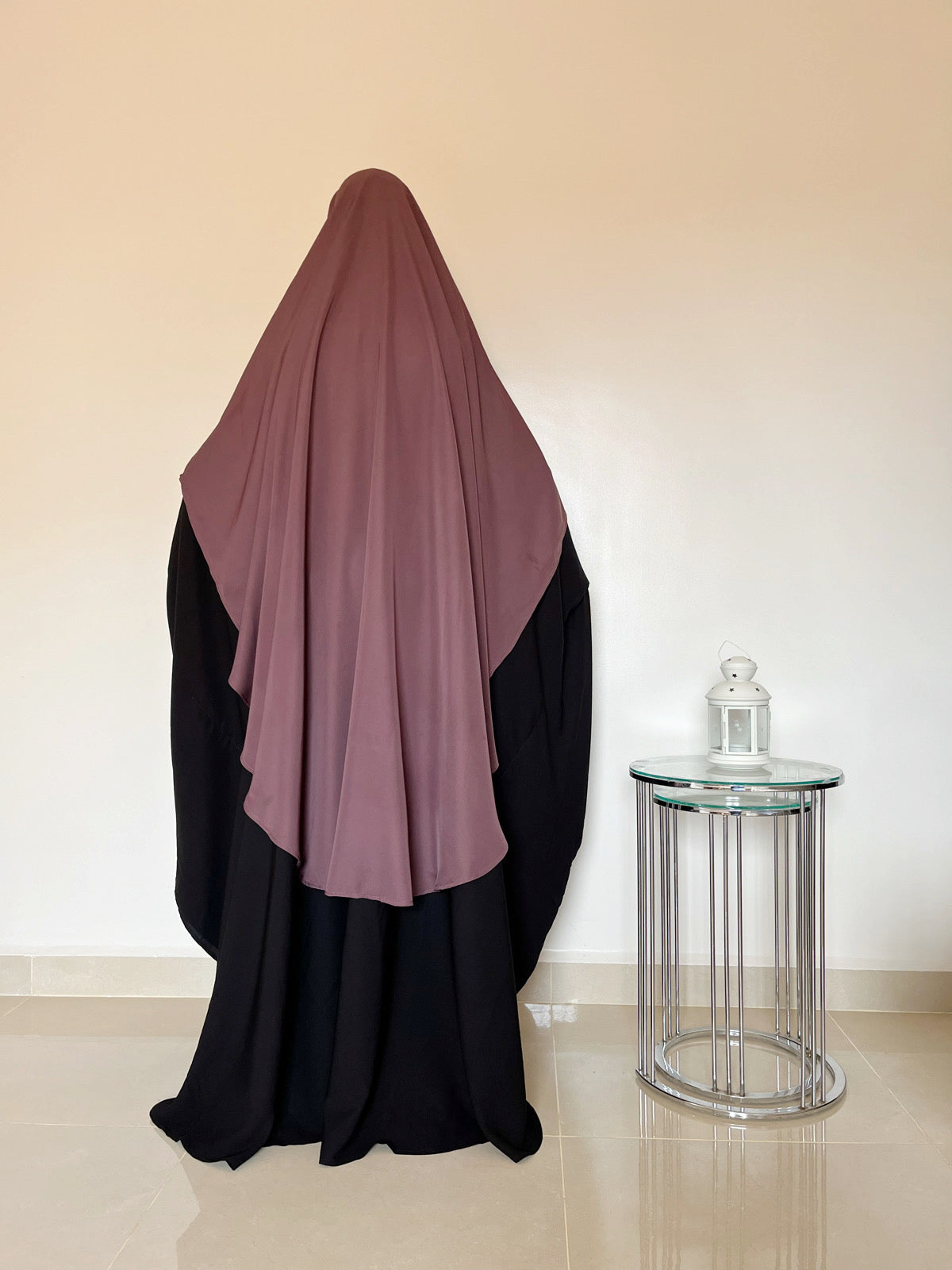 Khimar umrundete Maleeka Nidha